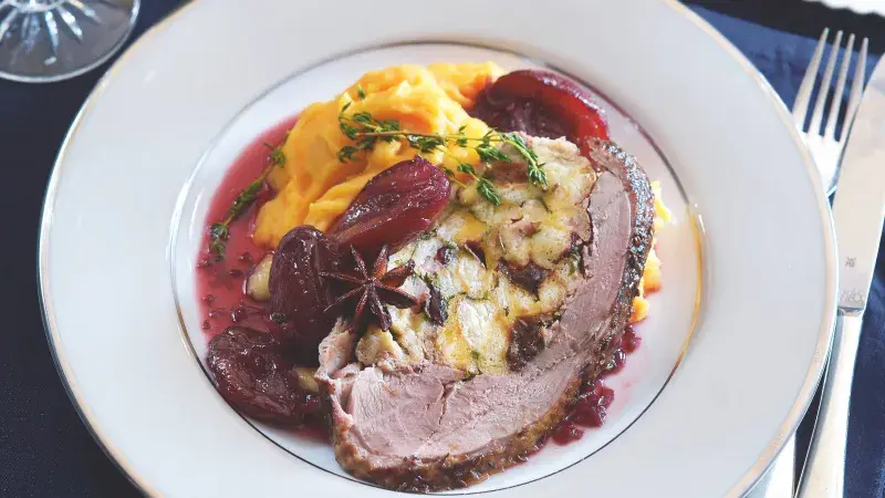 Nadívaná kachna na švestkách a bramborovo-batátové pyré