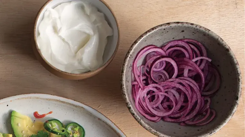 Nakládaná červená cibule