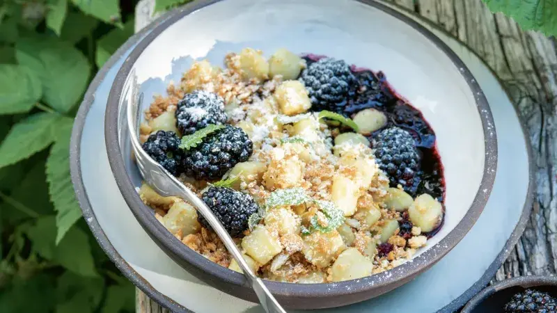 Noky se strouhankou a ostružinami