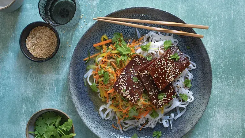 Nudlový salát se sladko-slaným tofu