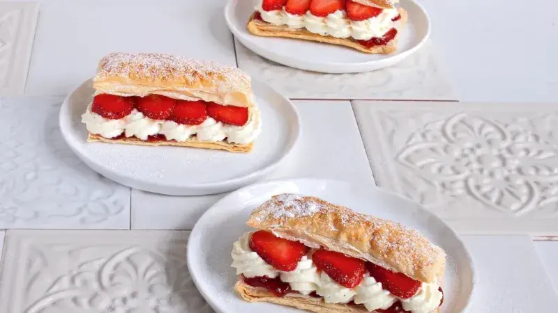 Obdélníčky z listového těsta se šlehačkou a jahodami