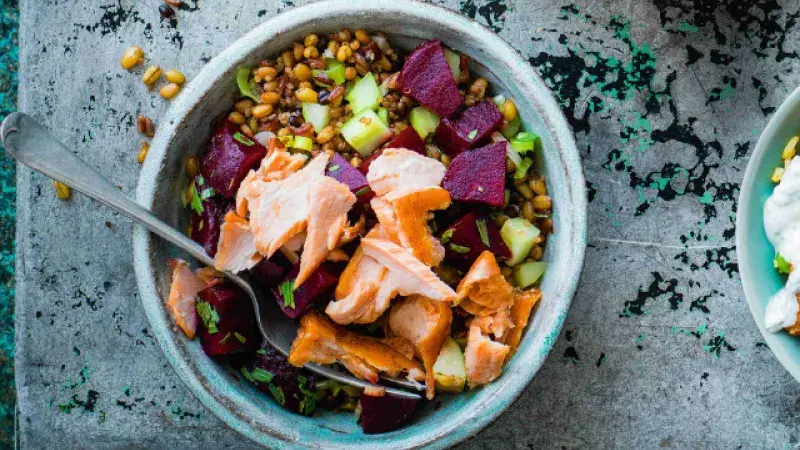 Směs obilovin s lososem a červenou řepou