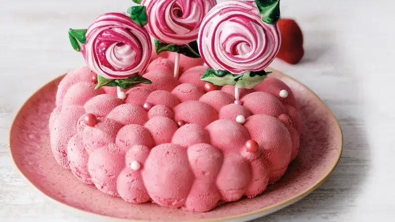 Obláčkový dort z jahodové pěny s pusinkovými lízátky ve tvaru růží