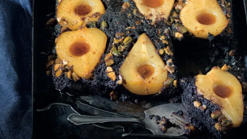 Obrácený hruškový koláč s karamelem