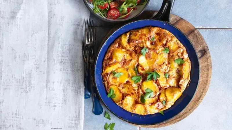 Omeleta ze zbylých brambor s rukolovým salátkem