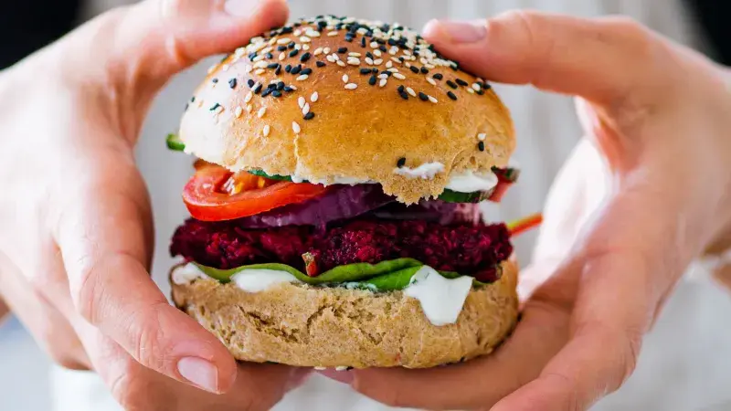 Řepový burger s fetou podle Buchta v troubě