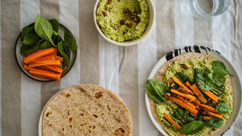 Tortilly s bazalkovo-hrachovou pomazánkou