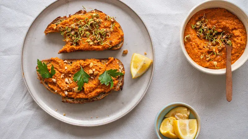 Uzená fazolová pomazánka s pečenými paprikami