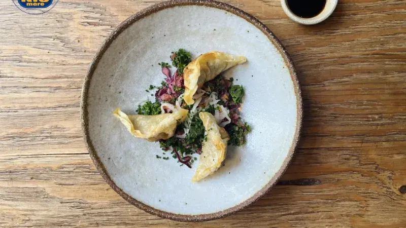 Napařované knedlíčky plněné tuňákovou směsí na asijský způsob s omáčkou