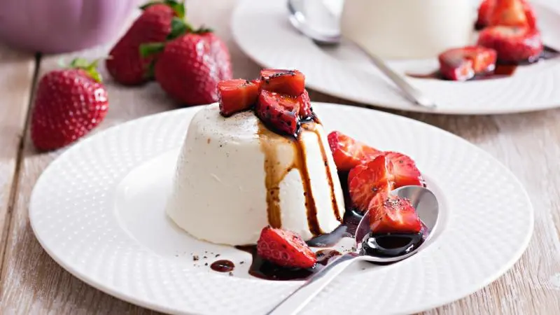 Panna cotta s balzamikovými jahodami