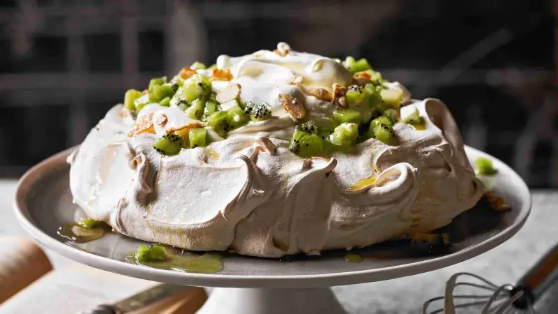 Pavlova s bezovým sirupem a kiwi