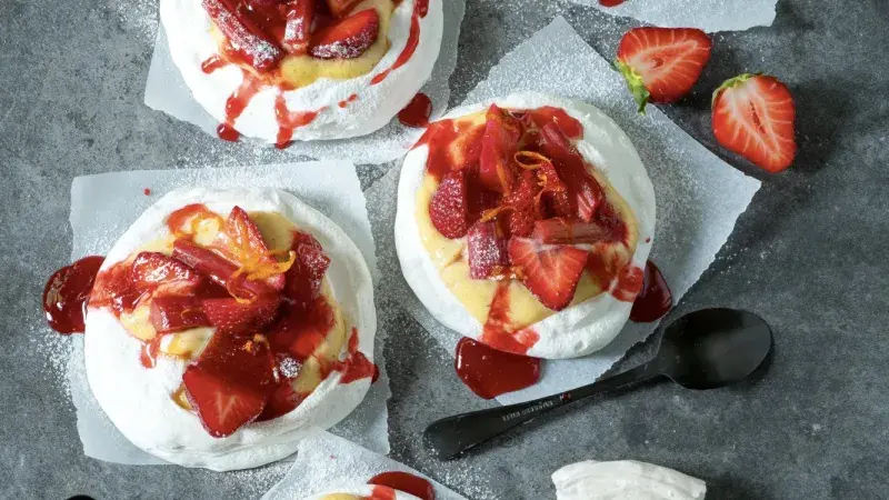 Pavlovy se žloutkovým krémem, rebarborou a jahodami