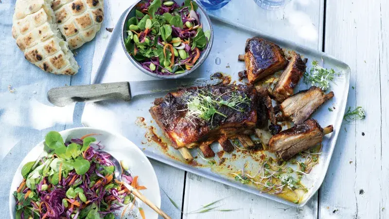 Pečená žebra se salátem