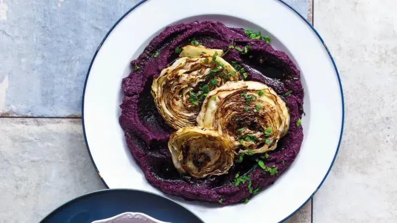 Pečené bílé zelí s pyré z červeného zelí