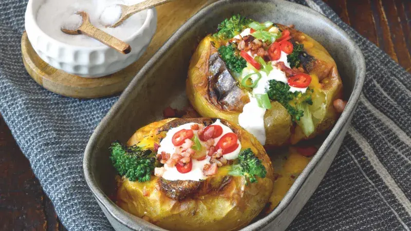 Pečená brambora s čedarem a brokolicí