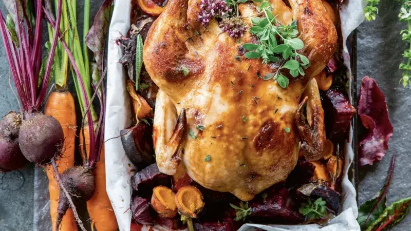 Pečené kuře s červenou řepou, mrkví a bylinkami