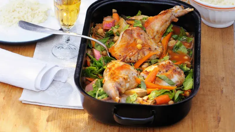 Pečený králík s rebarborou a medvědím česnekem