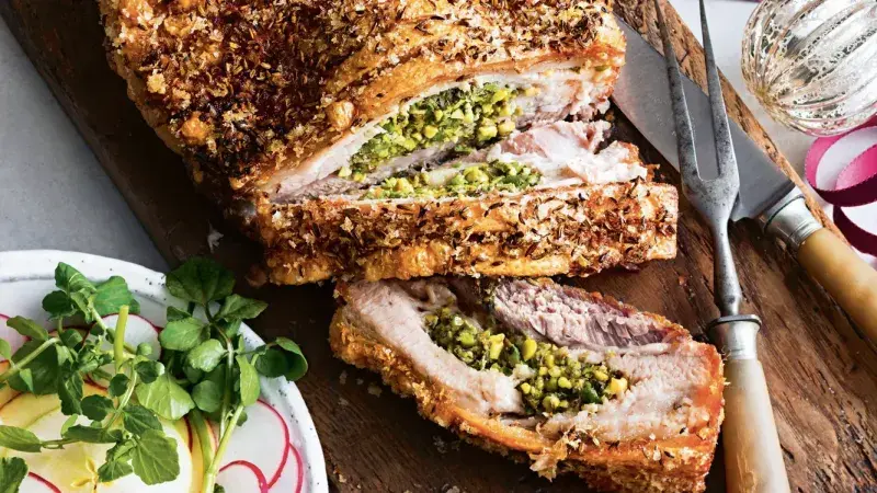 Pečený vepřový bůček s pistáciovo-olivovou nádivkou