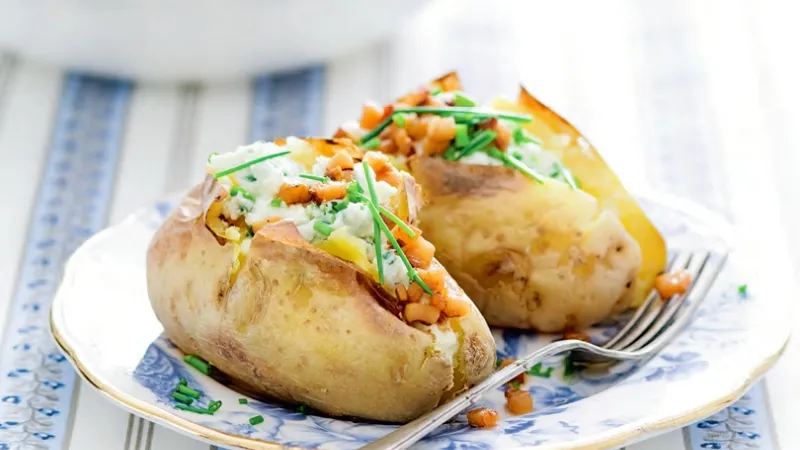 Pečené nové brambory s brynzou, cibulkou a uzeným špekem