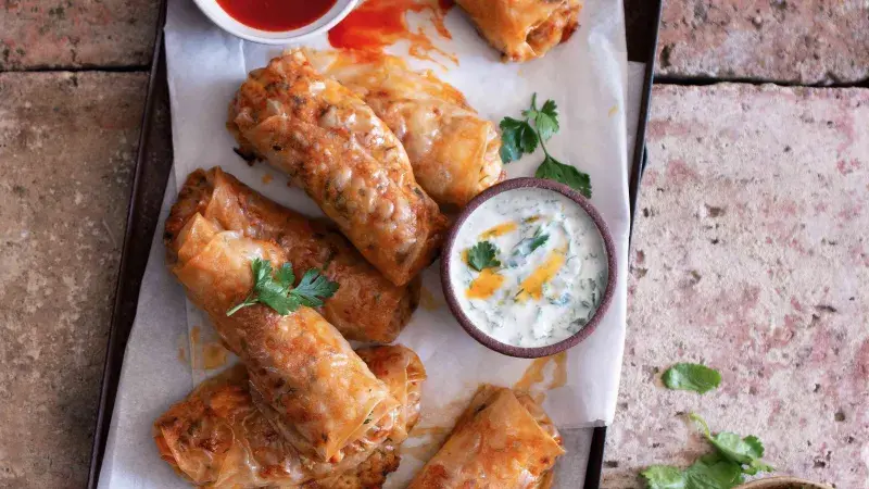 Pečené závitky s krůtím masem a buffalo omáčkou