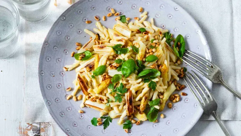 Pečený bílý chřest s těstovinami a omáčkou z tahini a citronu