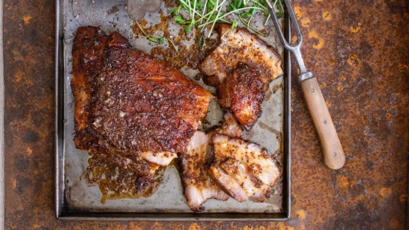 Pečený bůček s medem a hrubozrnnou hořčicí