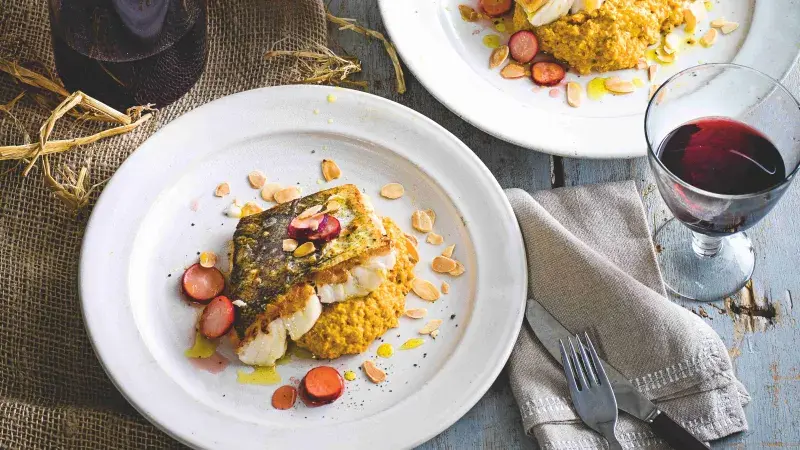 Pečený hejk s pyré z dýně, mrkve a mandlí a naložené ředkvičky