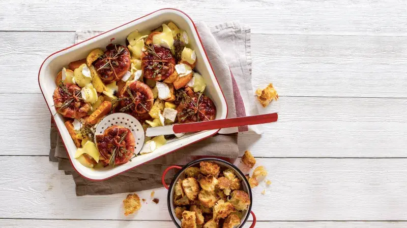 Pekáček s vinnou klobásou a sýrem