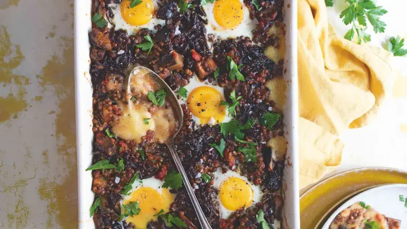 Pekáček s polentou, čočkovo-lilkovým ragú a vejci