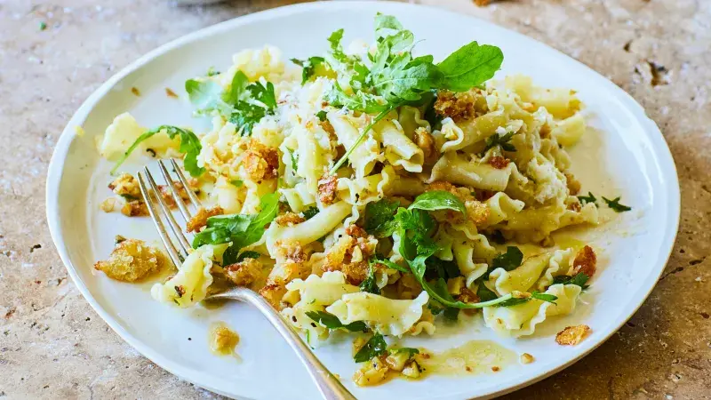 Penne s vlašskými ořechy a křupavými parmazánovými krutony