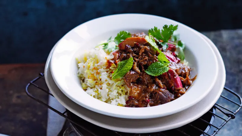 Perské jehněčí s rebarborou a rýží na způsob čelow