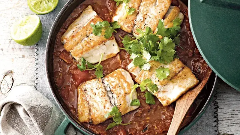 Pikantní ryba v rajčatové omáčce s rýží