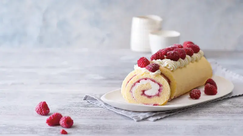 Piškotová roláda s malinami a vanilkovým krémem