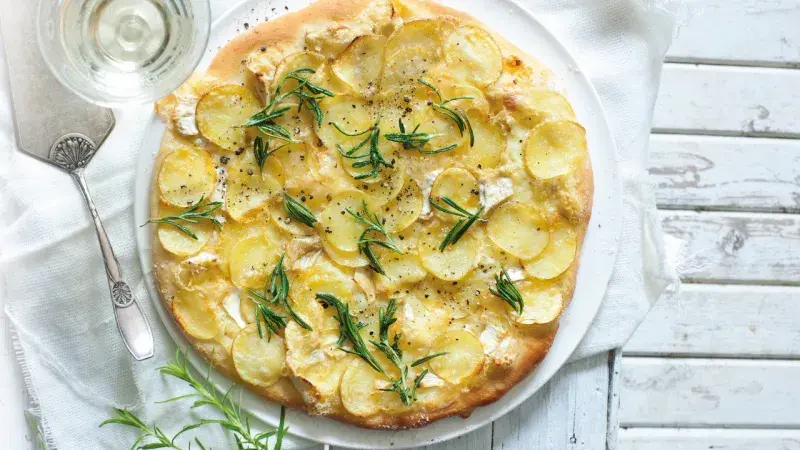 Pizza s bramborami a rozmarýnem