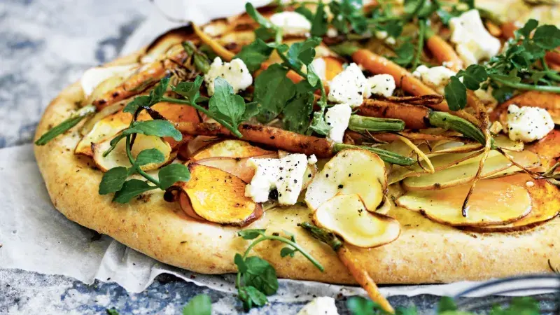 Pizza s kořenovou zeleninou a sýrem feta