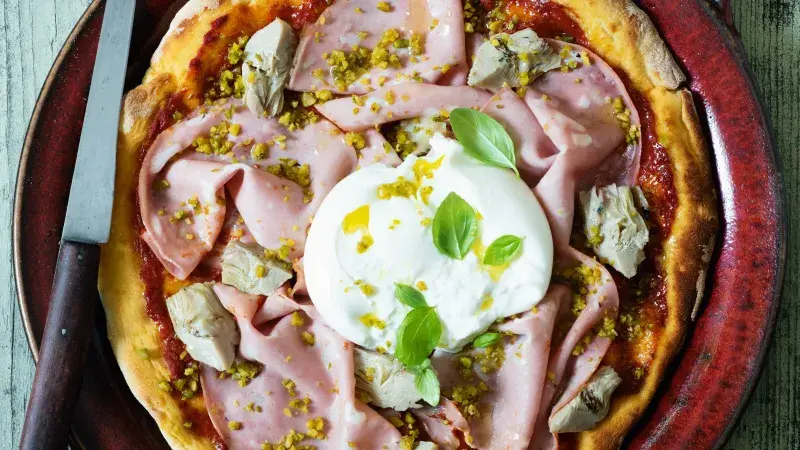 Pizza s mortadellou a burratou