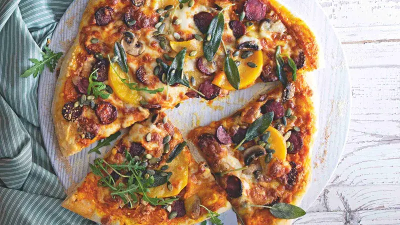 Pizza s dýňovo-rajčátkovou omáčkou, dýní a chorizem