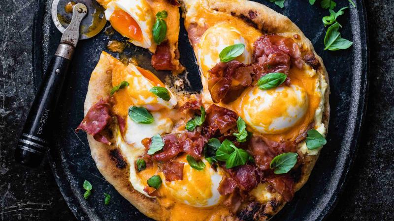 Pizza s vejci Benedikt a buffalo omáčkou