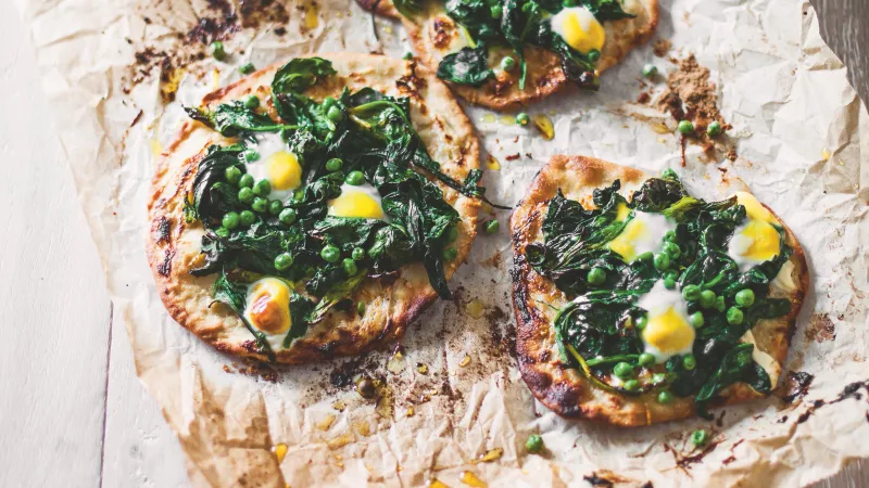 Placky s křepelčími vajíčky, špenátem a hráškem