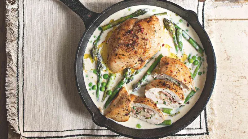 Plněná kuřecí prsa ve smetanové omáčce s chřestem a hráškem
