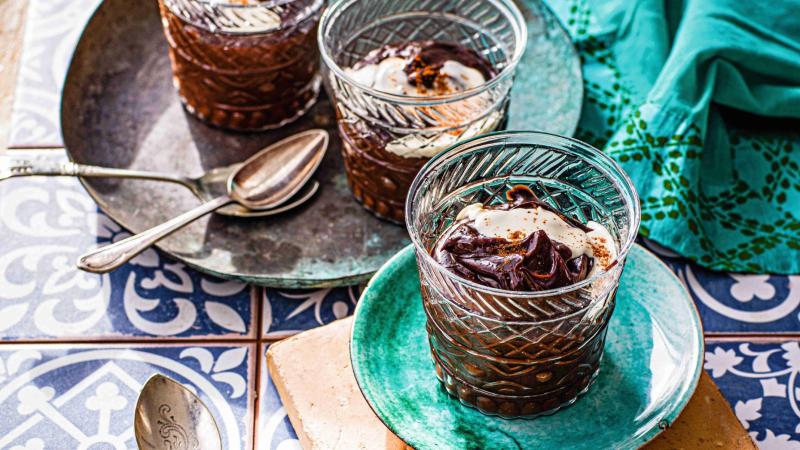 Poháry s čokoládou, tahini a kořením baharat