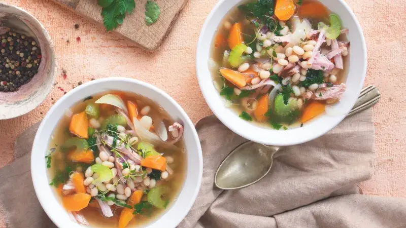 Polévka s bílými fazolemi a uzeným