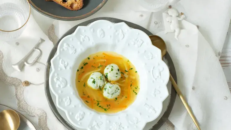 Polévka s krupicovými knedlíčky