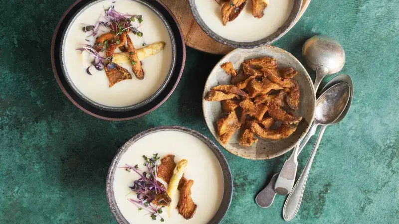 Polévka z bílého chřestu s pečenou hlívou ústřičnou