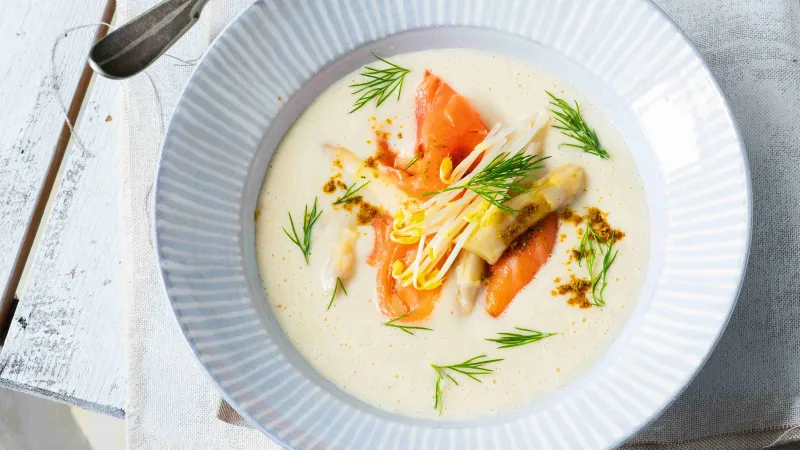 Polévka z bílého chřestu se smetanou, koprem a uzeným lososem