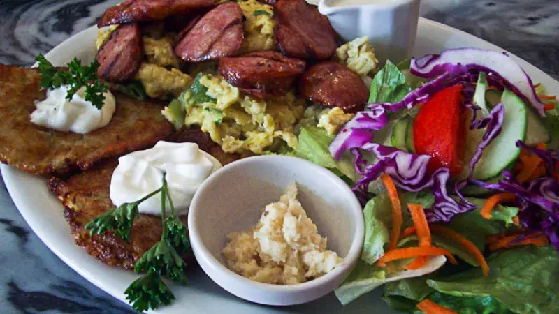 Placky z pohanky se zelným salátem