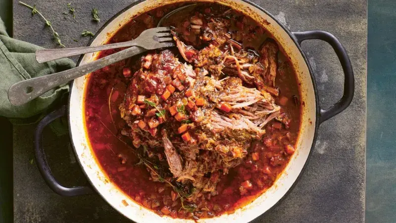 Pomalu pečené hovězí hrudí v pivní omáčce