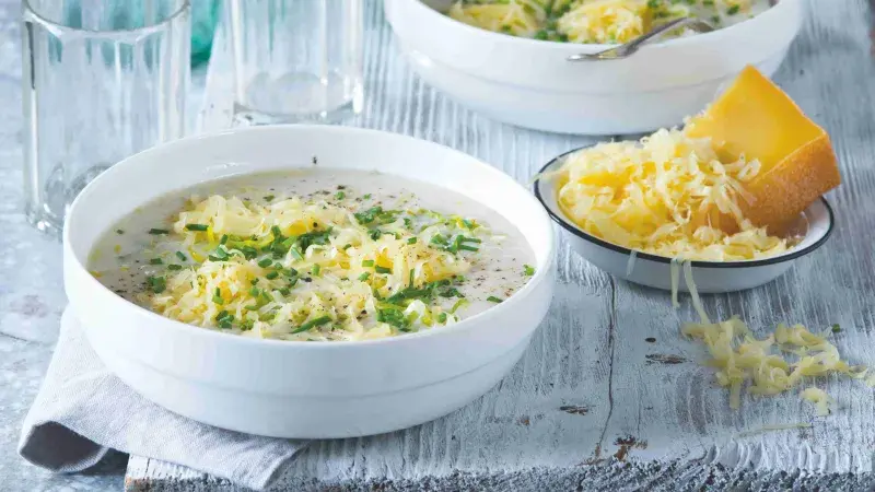 Pórková polévka se sýrem a ovesnými vločkami