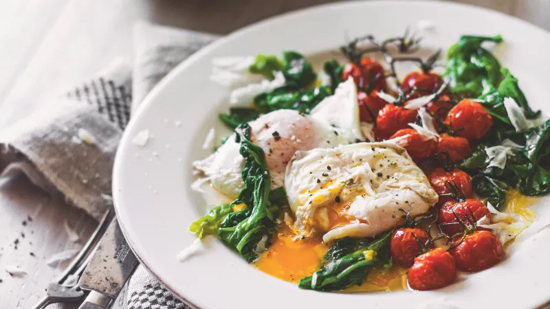 Pošírovaná vejce s rajčátky, špenátem a balzamikem