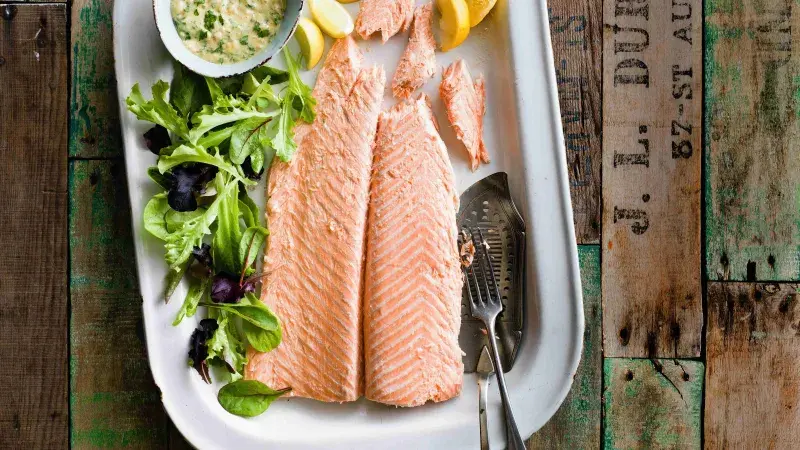 Pošírovaný losos s citronovo-petrželkovou remuládou